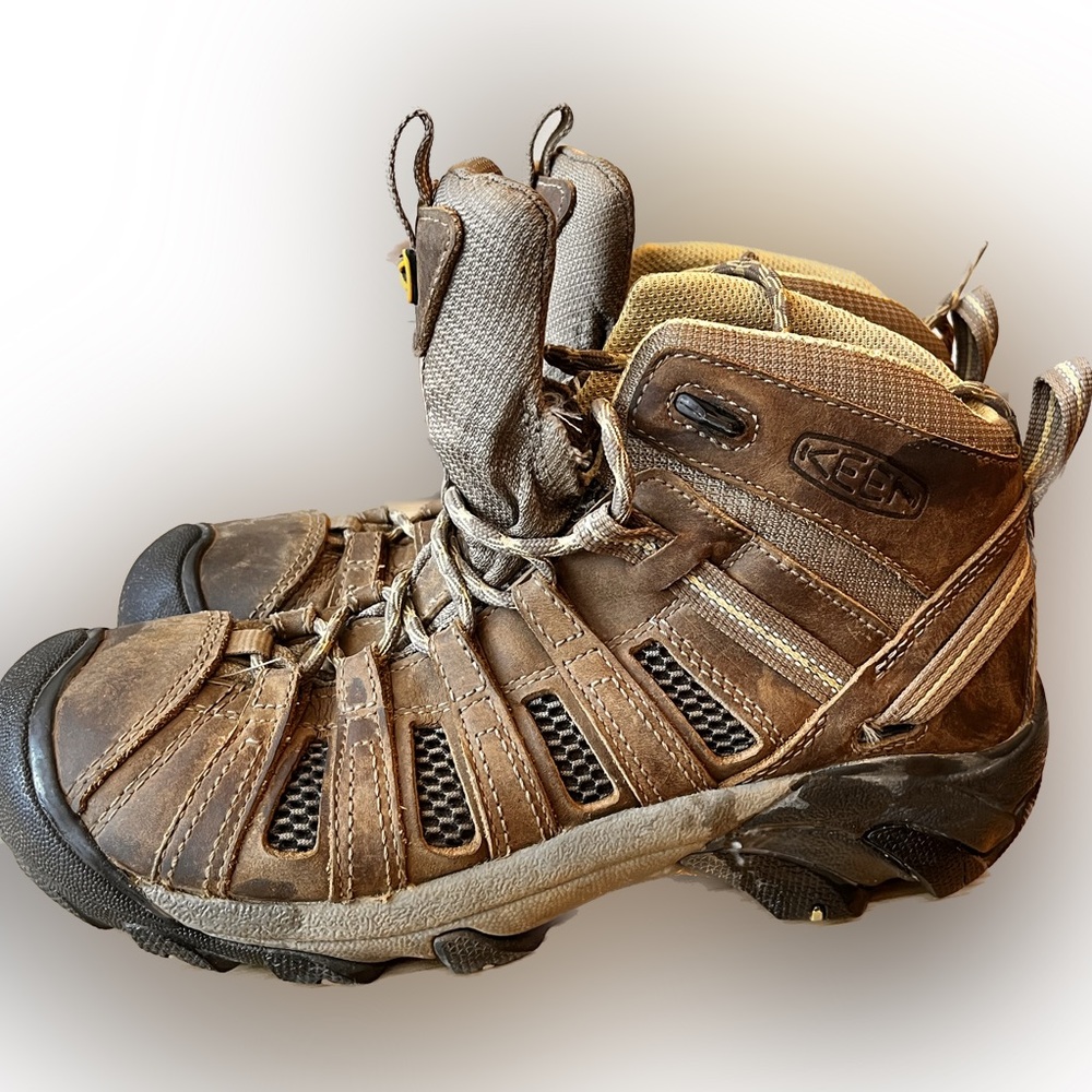Keen Voyageur Women's Mid Hiking boots  lace up  9.5 great! 1010138